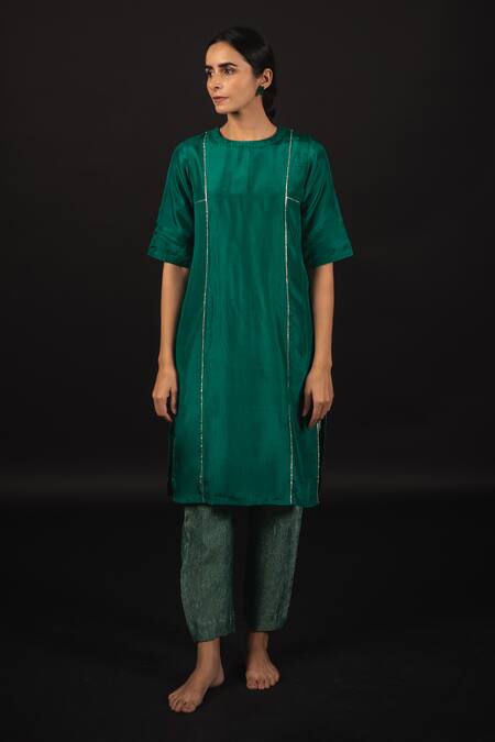 Avaasya Jaipur_Green Silk Gota Patti Round Neck Work Straight Kurta And Pant Set _Online_at_Aza_Fashions