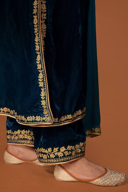 Daljit Sudan_Blue Velvet, Georgette Embroidery Round Cutwork Aari Tilla Phiran Kurta Set _Online_at_Aza_Fashions
