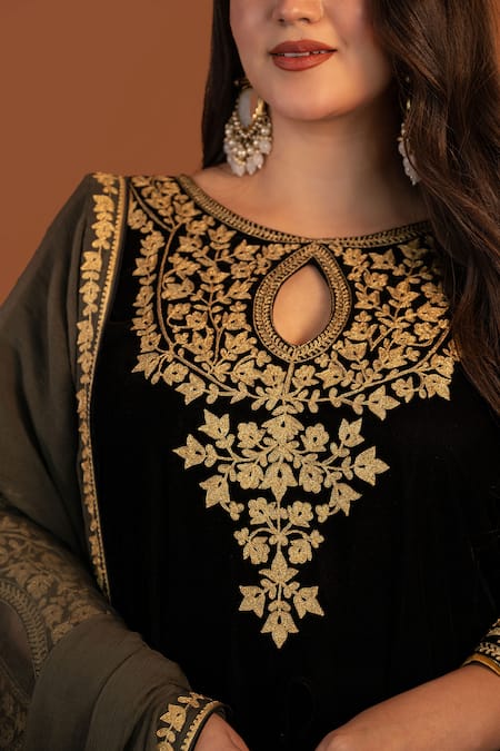 Shop Daljit Sudan Black Velvet, Georgette Embroidery Round Neck Aari Phiran Kurta Set Online at Aza Fashions Shop_Daljit Sudan_Black Velvet, Georgette Embroidery Round Neck Aari Phiran Kurta Set _Online_at_Aza_Fashions