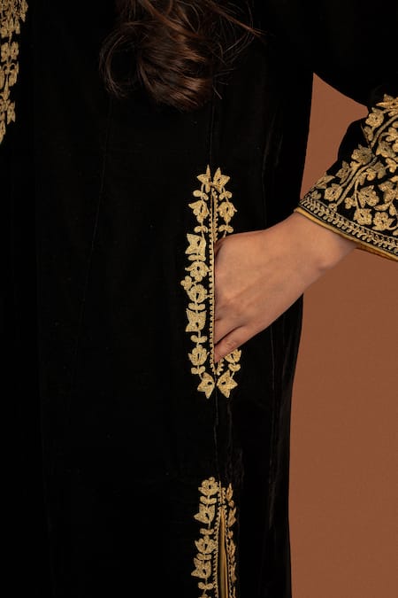 Buy Daljit Sudan Black Velvet, Georgette Embroidery Round Neck Aari Phiran Kurta Set Buy_Daljit Sudan_Black Velvet, Georgette Embroidery Round Neck Aari Phiran Kurta Set