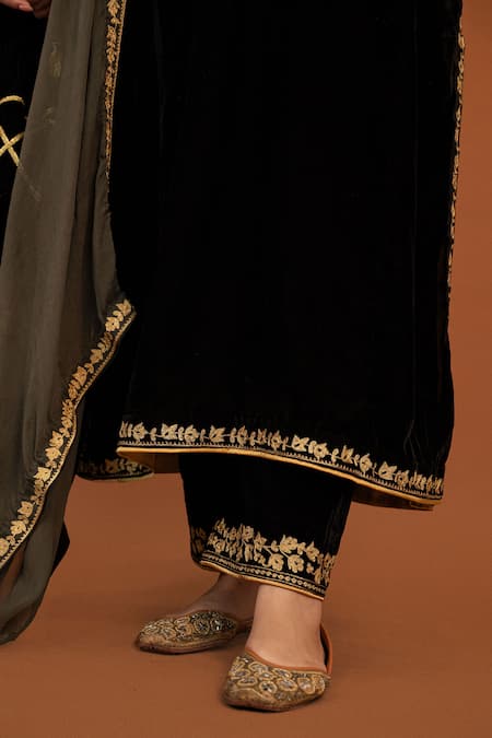 Shop Daljit Sudan Black Velvet, Georgette Embroidery Round Neck Aari Phiran Kurta Set Shop_Daljit Sudan_Black Velvet, Georgette Embroidery Round Neck Aari Phiran Kurta Set