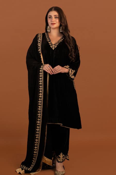 Daljit Sudan Velvet Placement Embroidered Kurta Set 