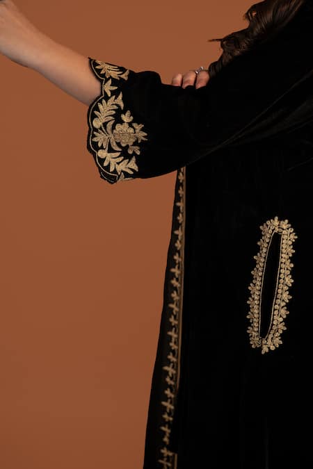 Buy_Daljit Sudan_Black Velvet, Georgette Embroidery V-neck Placement Kurta Set 
