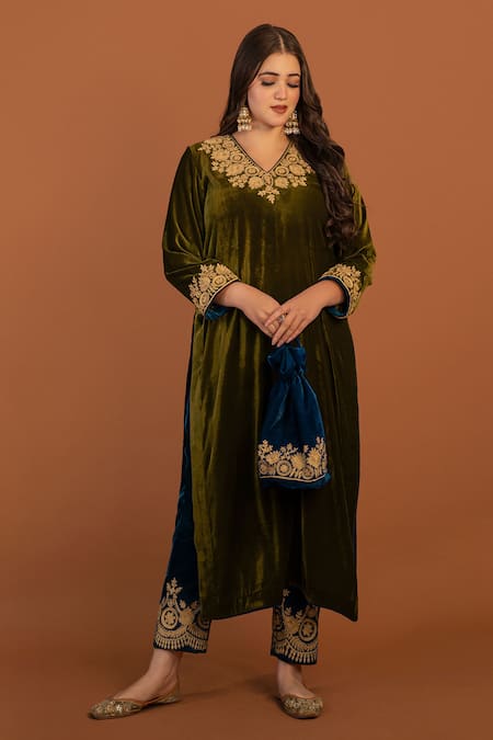 Daljit Sudan Green Velvet Embroidery Aari Tilla V Neck Kurta And Pant Set 