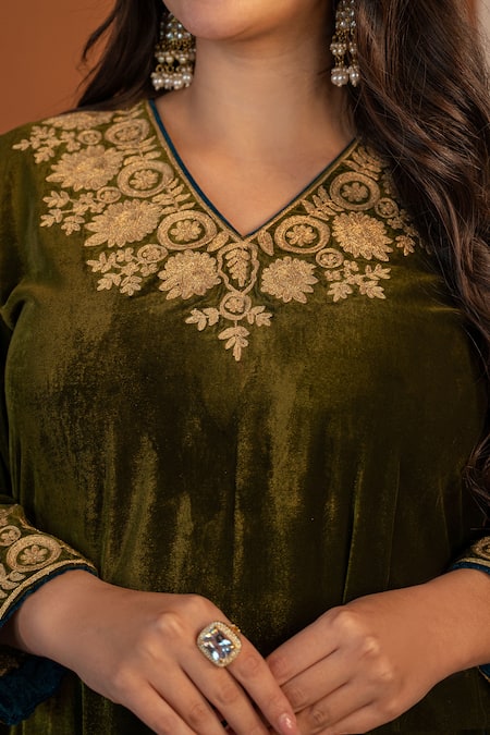 Daljit Sudan_Green Velvet Embroidery V-neck Floral Aari Tilla Kashmiri Kurta Pant Set _Online_at_Aza_Fashions