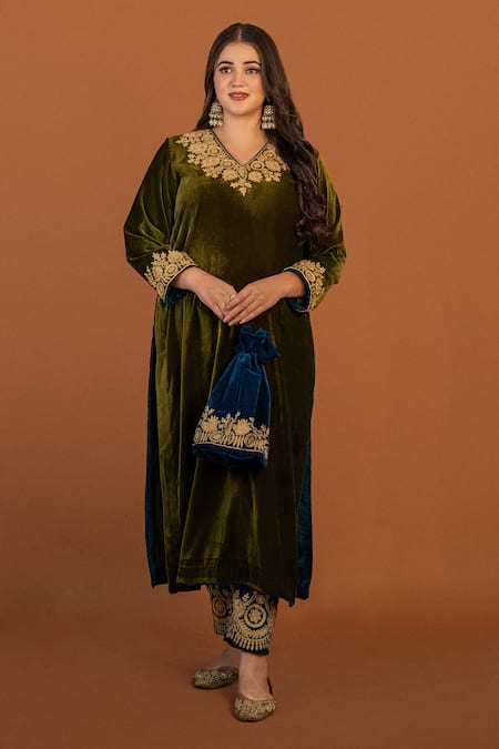 Buy_Daljit Sudan_Green Velvet Embroidery V-neck Floral Aari Tilla Kashmiri Kurta Pant Set _Online_at_Aza_Fashions
