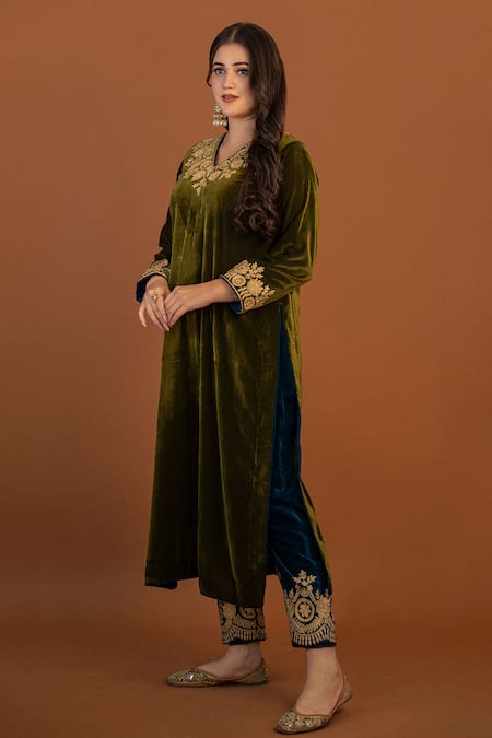 Daljit Sudan_Green Velvet Embroidery V-neck Floral Aari Tilla Kashmiri Kurta Pant Set _at_Aza_Fashions