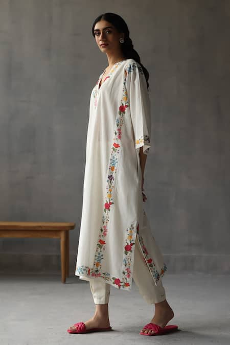 ROZA Ivory Linen Hand Drawn Prints Primrose Phiran Kurta And Pant Set   4