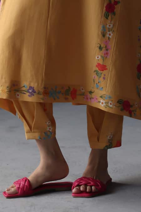 Roza Yellow Linen Embroidery V-neck Primrose Floral Print Phiran Kurta With Pant Online at Aza Fashions Roza_Yellow Linen Embroidery V-neck Primrose Floral Print Phiran Kurta With Pant _Online_at_Aza_Fashions