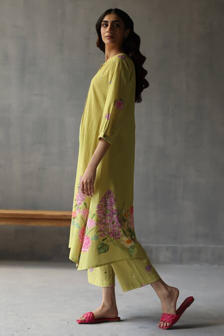 Roza_Green Linen Floral Round Water Lily Pattern Kurta _Online_at_Aza_Fashions