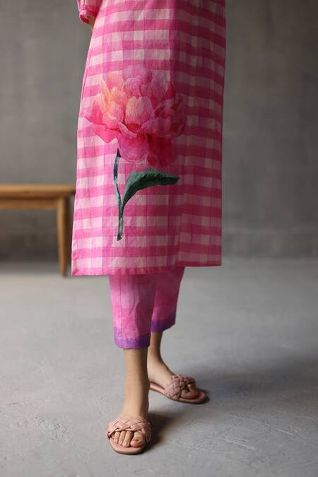 Buy_Roza_Pink Linen Round Neck Seville Hand Drawn Flower Pattern Kurta _Online_at_Aza_Fashions