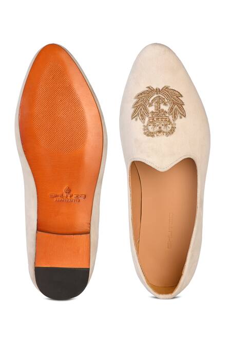 Shop Shutiq White Crown Laurus Embroidered Mojris at Aza Fashions Shop_Shutiq_White Crown Laurus Embroidered Mojris _at_Aza_Fashions