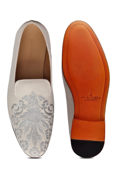 Shop_Shutiq_White Hand Embroidered Alfar Juttis _at_Aza_Fashions