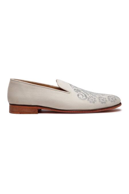 Shutiq_White Hand Embroidered Alfar Juttis _Online_at_Aza_Fashions