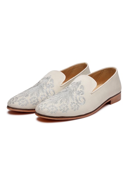 Buy_Shutiq_White Hand Embroidered Alfar Juttis _Online_at_Aza_Fashions