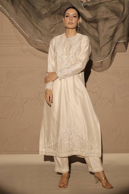Jubinav Chadha White Organza, Chanderi Pearls, Embroidery Round Neck Kurta Pant Set at Aza Fashions Jubinav Chadha_White Organza, Chanderi Pearls, Embroidery Round Neck Kurta Pant Set _at_Aza_Fashions