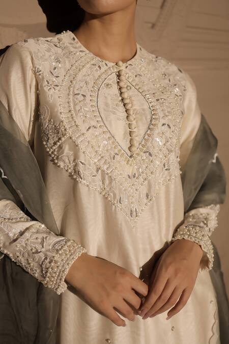 Buy Jubinav Chadha White Organza, Chanderi Pearls, Embroidery Round Neck Kurta Pant Set Buy_Jubinav Chadha_White Organza, Chanderi Pearls, Embroidery Round Neck Kurta Pant Set