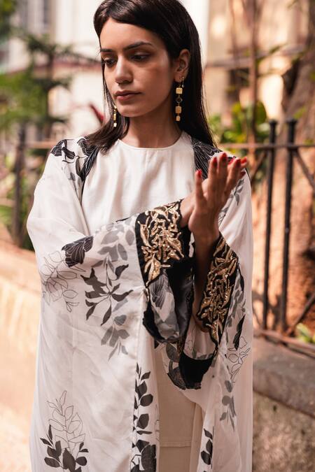 Buy Madder Much Ivory Perry Floral Pattern Embroidered Cape Online at Aza Fashions Buy_Madder Much_Ivory Perry Floral Pattern Embroidered Cape _Online_at_Aza_Fashions