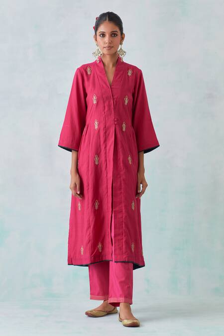 Priya Chaudhary Pink Chanderi Embroidery Shawl Neck Plumeria Front Slit Kurta Online at Aza Fashions Priya Chaudhary_Pink Chanderi Embroidery Shawl Neck Plumeria Front Slit Kurta _Online_at_Aza_Fashions