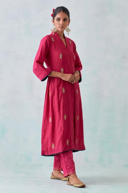 Buy_Priya Chaudhary_Pink Chanderi Embroidery Shawl Neck Plumeria Front Slit Kurta Pant Set _Online_at_Aza_Fashions