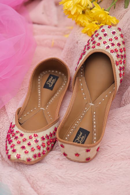 Stitched soles Salma Sitaare Tikki Floral Embroidered Juttis 