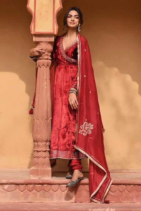 Karaj Jaipur_Red Velvet, Chanderi, Organza Sequins, Bullion Leaf Embroidered Anarkali Set _Online_at_Aza_Fashions