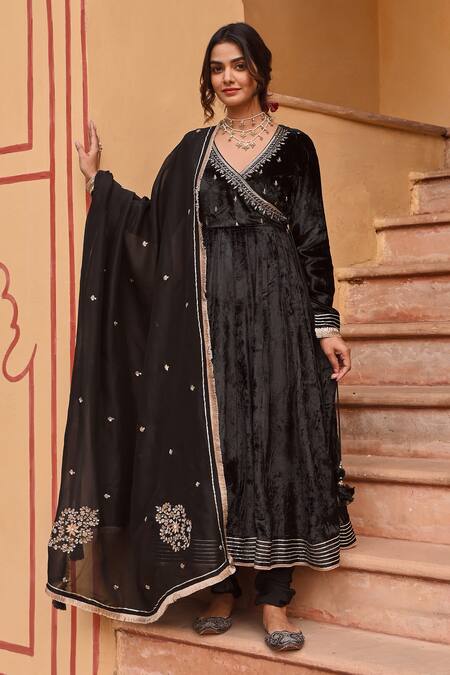 Karaj Jaipur Black Velvet, Chanderi, Organza Sequins, Cut Work, Plume Leaf Anarkali Set Online at Aza Fashions Karaj Jaipur_Black Velvet, Chanderi, Organza Sequins, Cut Work, Plume Leaf Anarkali Set _Online_at_Aza_Fashions