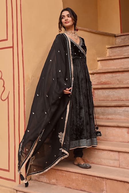 Buy Karaj Jaipur Black Velvet, Chanderi, Organza Sequins, Cut Work, Plume Leaf Anarkali Set Online at Aza Fashions Buy_Karaj Jaipur_Black Velvet, Chanderi, Organza Sequins, Cut Work, Plume Leaf Anarkali Set _Online_at_Aza_Fashions