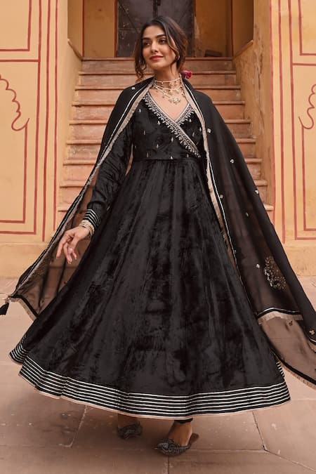 Karaj Jaipur Black Velvet, Chanderi, Organza Sequins, Cut Work, Plume Leaf Anarkali Set at Aza Fashions Karaj Jaipur_Black Velvet, Chanderi, Organza Sequins, Cut Work, Plume Leaf Anarkali Set _at_Aza_Fashions