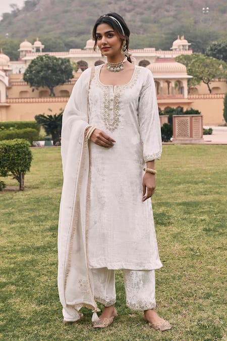 Karaj Jaipur White Velvet, Organza Embroidery, Lace Round Neck Ditsy Fleur Kurta Pant Set Online at Aza Fashions Karaj Jaipur_White Velvet, Organza Embroidery, Lace Round Neck Ditsy Fleur Kurta Pant Set _Online_at_Aza_Fashions