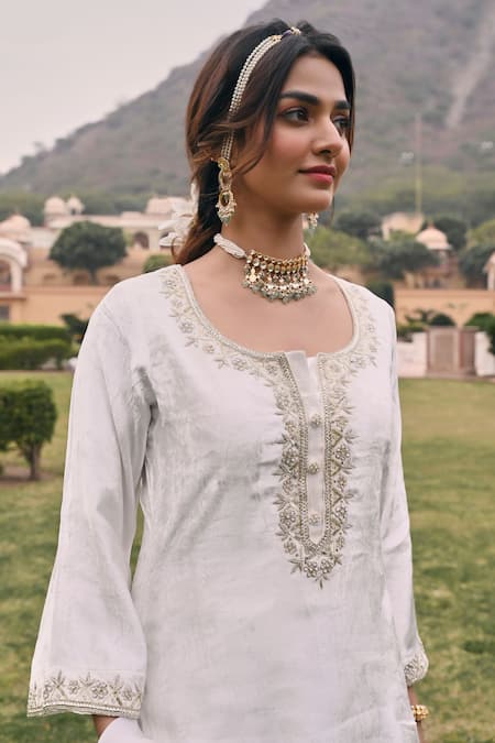 Karaj Jaipur White Velvet, Organza Embroidery, Lace Round Neck Ditsy Fleur Kurta Pant Set at Aza Fashions Karaj Jaipur_White Velvet, Organza Embroidery, Lace Round Neck Ditsy Fleur Kurta Pant Set _at_Aza_Fashions