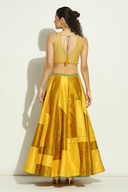 Vandana Sethi_Yellow Silk Crystals, Mirrors, Embroidery V-neck Geometric Pattern Lehenga Set _Online_at_Aza_Fashions