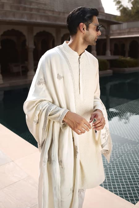 Buy_Matsya_Ivory Jacquard Handwoven Geometric Pattern Saada Handloom Kurta Set _Online_at_Aza_Fashions