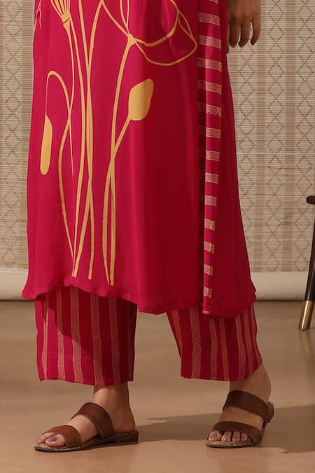 Rekha Agra_Pink Crepe V-neck Tulip Fleur Print Kurta With Chalk Striped Pant _Online_at_Aza_Fashions