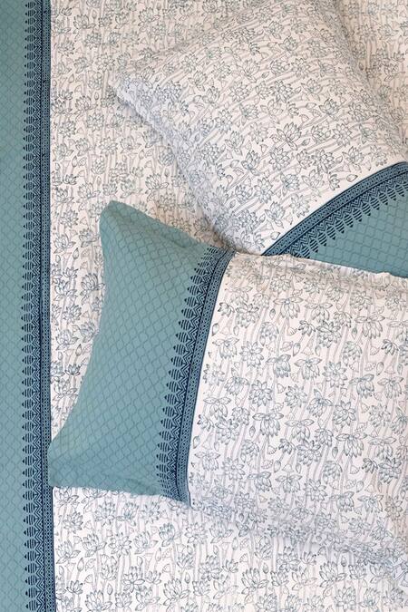 Design Gaatha_Off White 100% Cotton Duck Print Lotus Bed Cover Set _Online_at_Aza_Fashions