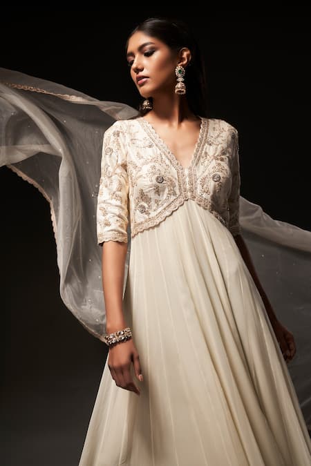 Shop Kavitha Gutta White Pure Raw Silk Embroidered Sequin Floral Zardozi Anarkali With Dupatta at Aza Fashions Shop_Kavitha Gutta_White Pure Raw Silk Embroidered Sequin Floral Zardozi Anarkali With Dupatta _at_Aza_Fashions