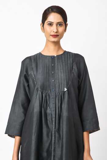 JAYATI GOENKA Black Chanderi Silk Embroidery Round Neck Americano Tunic at Aza Fashions JAYATI GOENKA_Black Chanderi Silk Embroidery Round Neck Americano Tunic _at_Aza_Fashions