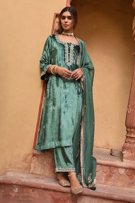 KARAJ JAIPUR Green Kurta And Pant Velvet Embroidery Aari Round Neck Bullian Leaf Set 