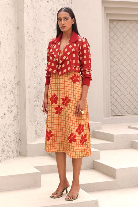 Buy_Aapro_Red Embroidery Collared Checkered Print Dress And Convertible Trench Coat 