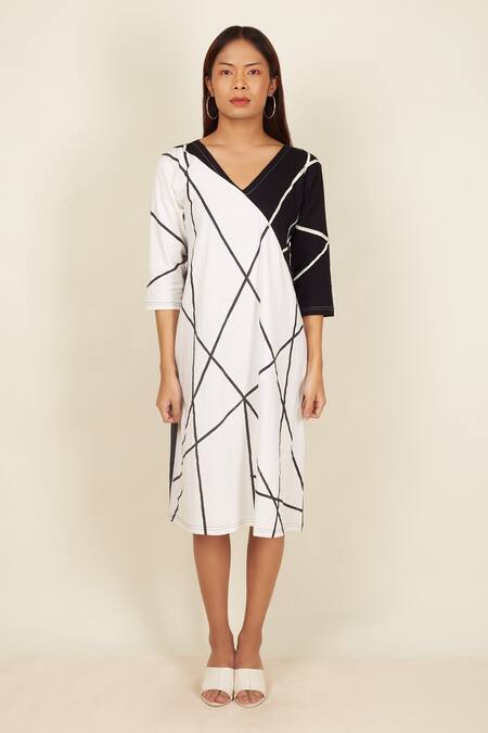 Banana Labs Black Cotton V-neck Friction Hand Block Print Kurta Pant Set Online at Aza Fashions Banana Labs_Black Cotton V-neck Friction Hand Block Print Kurta Pant Set _Online_at_Aza_Fashions