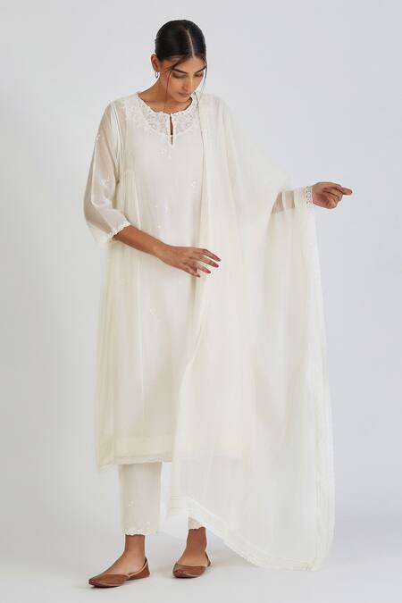 Buy_Lajjoo C_Ivory Chanderi Embroidery Ditsy Fleur Round Neck Binti Kurta With Palazzo _Online_at_Aza_Fashions