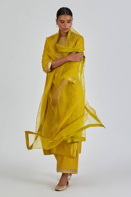 Lajjoo C Yellow Silk Embroidery Zardozi Round Amisha Mughal Fleur Kurta With Palazzo at Aza Fashions Lajjoo C_Yellow Silk Embroidery Zardozi Round Amisha Mughal Fleur Kurta With Palazzo _at_Aza_Fashions