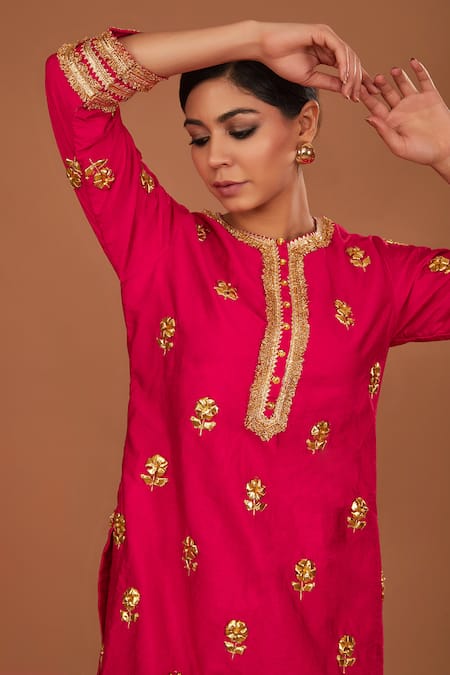 Preeti S Kapoor Fuchsia Cotton, Organza Gota Patti Round Neck Embroidered Kurta Slit Pant Set Online at Aza Fashions Preeti S Kapoor_Fuchsia Cotton, Organza Gota Patti Round Neck Embroidered Kurta Slit Pant Set _Online_at_Aza_Fashions