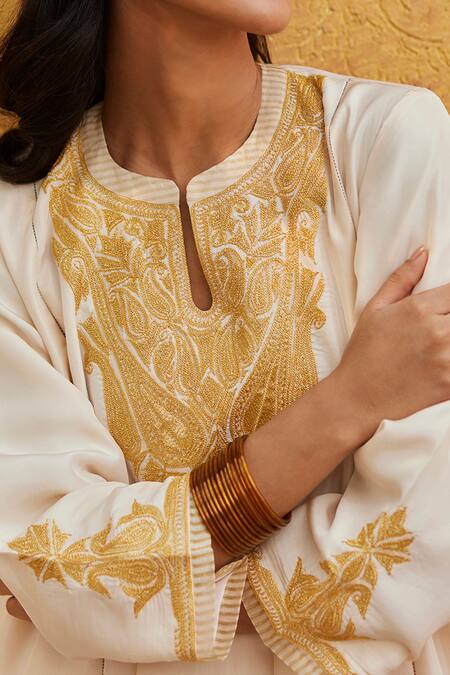 Weaver Story_Off White Silk, Georgette Embroidery Round Neck Paisley Tilla Kurta Set _Online_at_Aza_Fashions