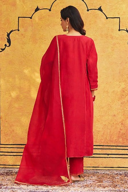 Shop Weaver Story Red Silk, Georgette Embroidery Split V-neck Tilla Hand Kurta Set at Aza Fashions Shop_Weaver Story_Red Silk, Georgette Embroidery Split V-neck Tilla Hand Kurta Set _at_Aza_Fashions