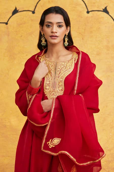 Weaver Story Red Silk, Georgette Embroidery Split V-neck Tilla Hand Kurta Set Online at Aza Fashions Weaver Story_Red Silk, Georgette Embroidery Split V-neck Tilla Hand Kurta Set _Online_at_Aza_Fashions