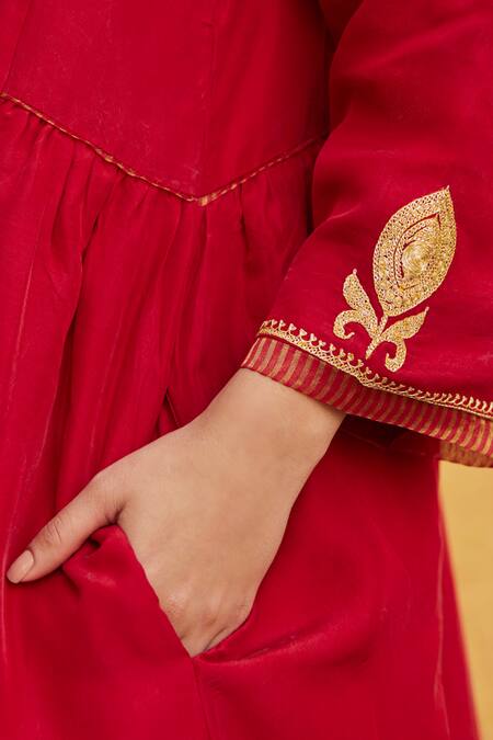 Shop Weaver Story Red Silk, Georgette Embroidery Split V-neck Tilla Hand Kurta Set Online at Aza Fashions Shop_Weaver Story_Red Silk, Georgette Embroidery Split V-neck Tilla Hand Kurta Set _Online_at_Aza_Fashions