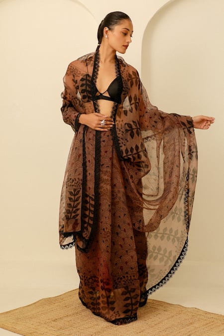 Paaprika Brown Organza Print Kalamkari Flora Stream Saree With Unstitched Blouse Piece 