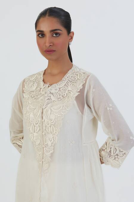 Lajjoo C_Ivory Kurta Chanderi Embroidered Thread Round Prisha And Pant Set _at_Aza_Fashions