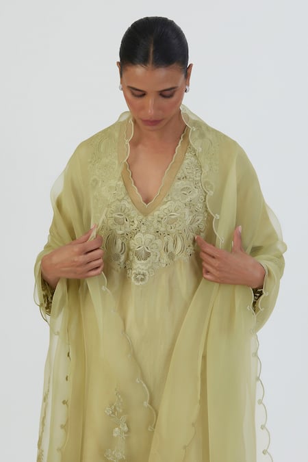 Buy_Lajjoo C_Green Organza Embroidered Thread Nira Work Dupatta _Online_at_Aza_Fashions